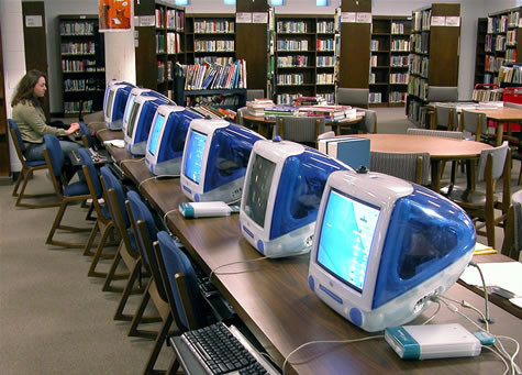 iMacs in einer Bibliothek